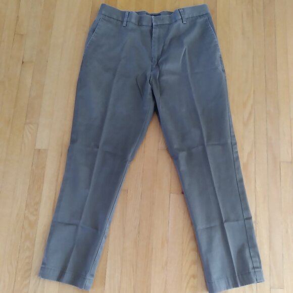 DEAL~~~4 pairs of pants, Dockers, Size - 32/29 - Picture 2 of 7